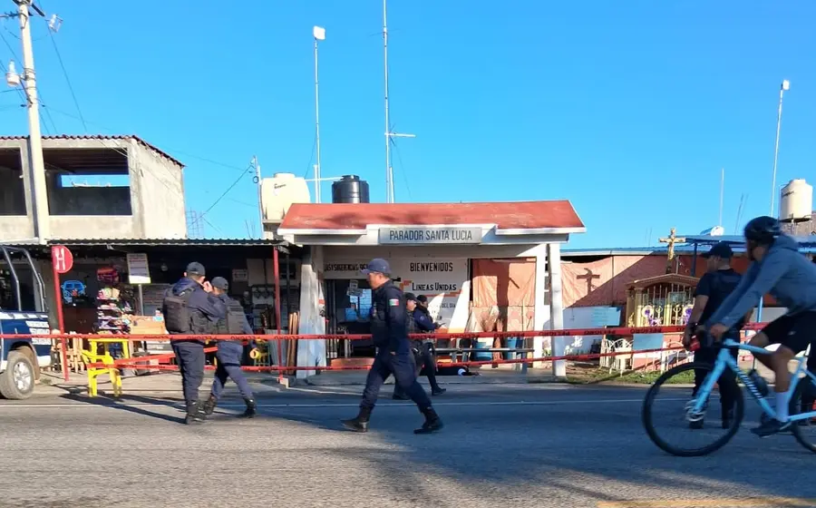 Sicarios irrumpen en terminal y asesinan a trabajador frente a pasajeros.