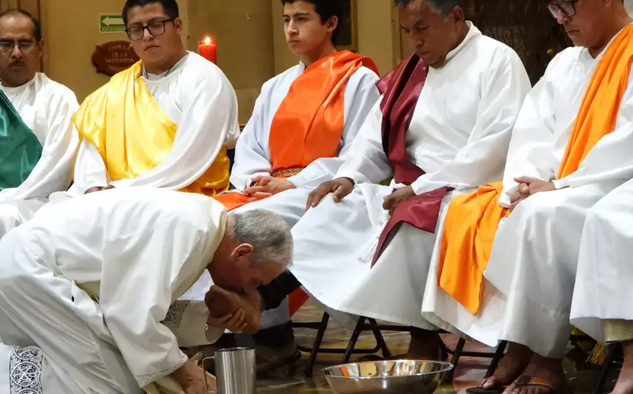 Lavatorio de pies y llamado a la humildad marcan la celebración de Jueves Santo en Oaxaca.
