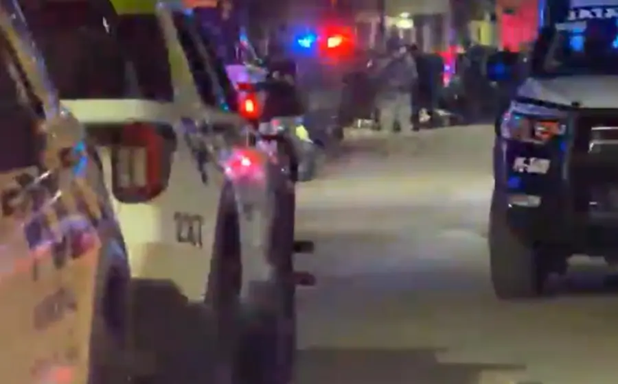 Dos sujetos quedaron detenidos tras atacar a balazos a policías en la prolongación de Galeana, en la ciudad de Oaxaca.