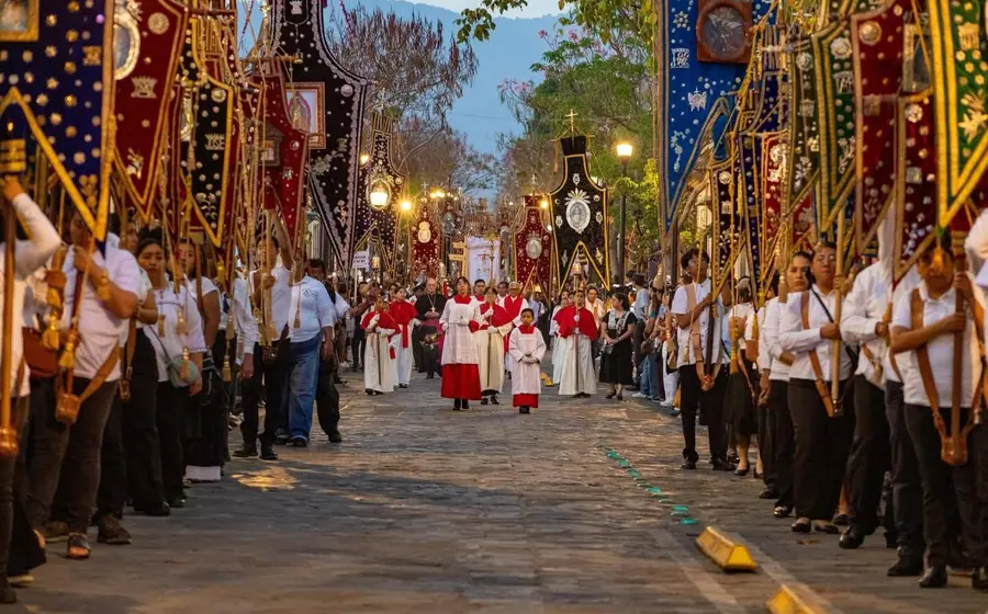 Oaxaca celebra la Procesión del Silencio sin incidentes y con miles de espectadores.