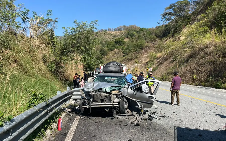 Accidente en autopista Ventanilla-Barranca Larga deja un fallecido y familiares heridos.