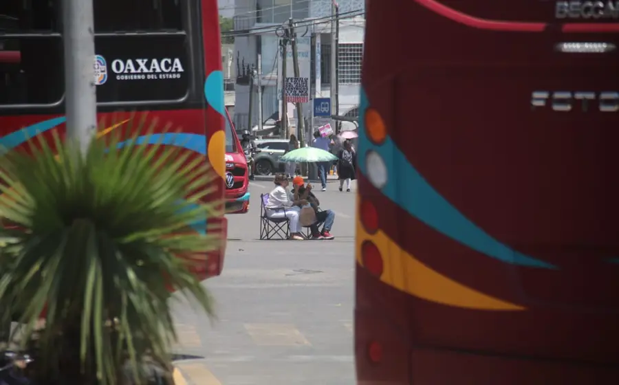 Protesta magisterial colapsa vialidades en Oaxaca de Juárez.