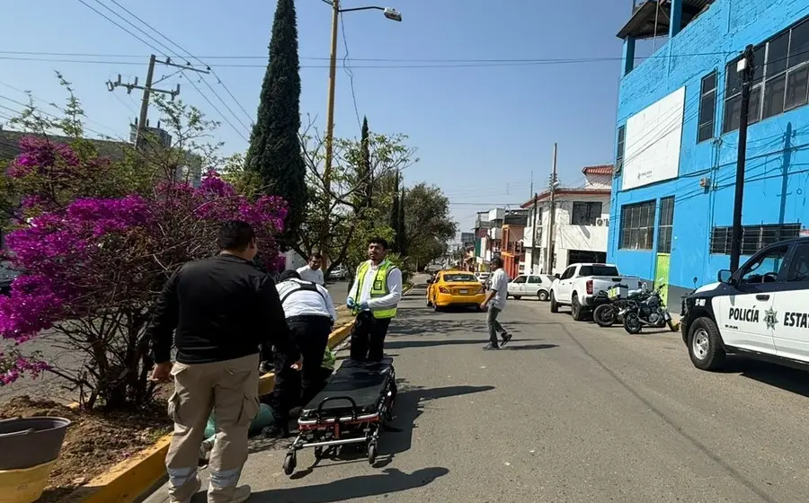 Emergencia en Oaxaca: motociclista arrolla a mujer y causa movilización policiaca.