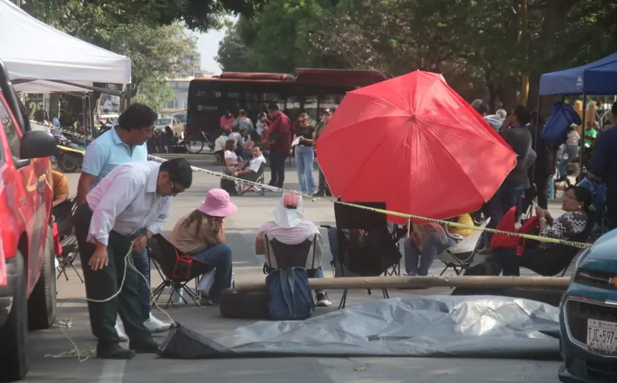 Avenida Universidad paralizada por protesta del sector educativo.