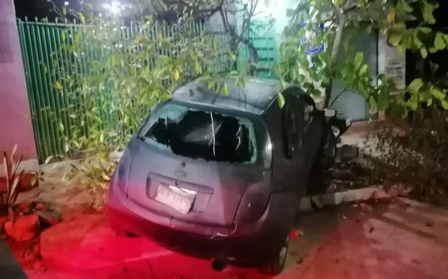 Caos en Pinotepa: auto fuera de control atropella a dos mujeres.