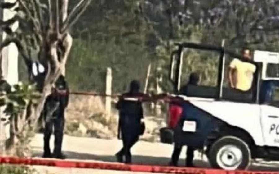 Con disparos y narcomensaje localizan cuerpo sin vida de joven en Oaxaca.