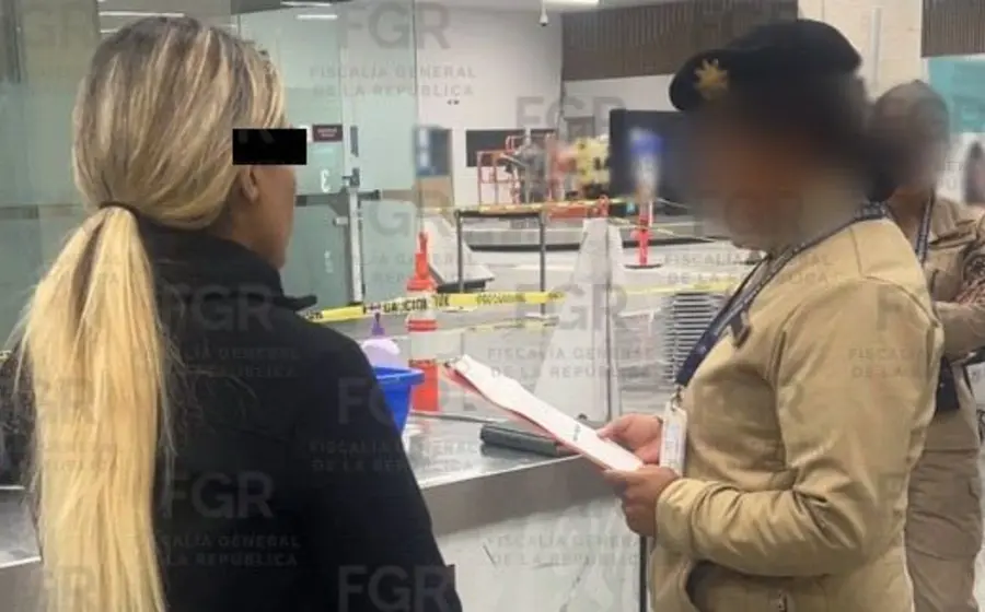 Fotografía de evidencia que muestra varios botes de shampoo que fueron utilizados para ocultar cocaína, decomisados por las autoridades.