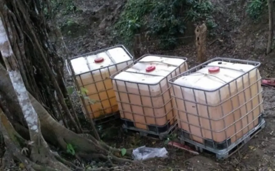 Contenedores, bombas y vehículos decomisados durante un operativo contra el robo de combustible, conocido como huachicol, en Matamoros.