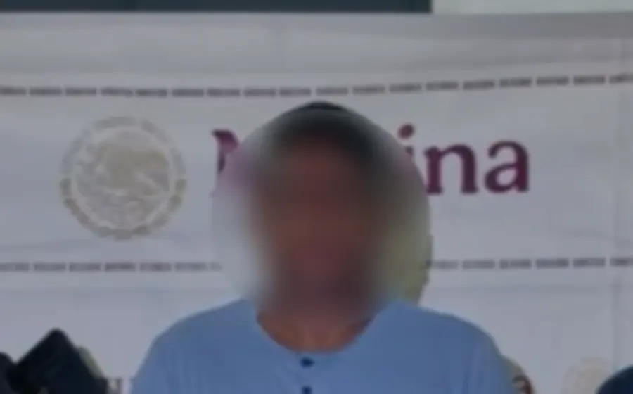 Un presunto distribuidor de drogas, alias 'El Negro', es detenido con más de 400 dosis y armas durante un operativo policiaco en Juchitán.