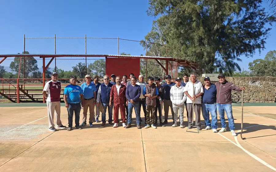 Miembros del Patronato Deportivo Ocotlán reunidos en tequio para fortalecer las acciones en beneficio del deporte en la comunidad.