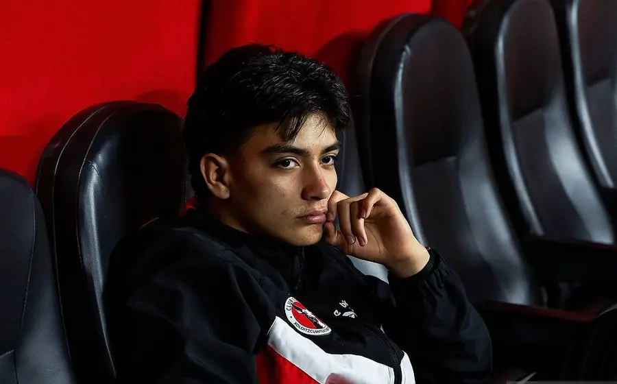 Los futbolistas Gil Mora y Erik Lira, jugadores mexicanos que han despertado el interés de varios grandes equipos de fútbol en Europa.