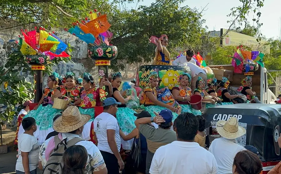 Una escena llena de color y tradición durante el inicio de las festividades de las Regadas de Frutas en las calles de Juchitán.