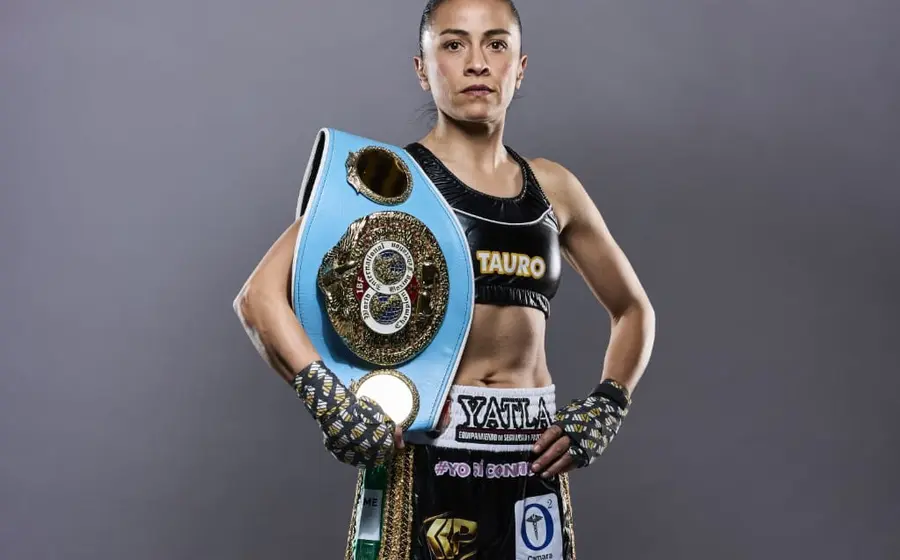 La boxeadora Irma García celebra tras refrendar su título y retener el campeonato mundial de la categoría de peso supermosca.