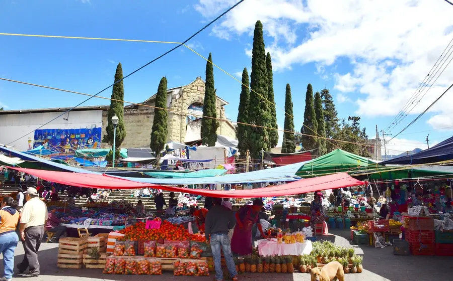 Un tianguis tradicional mexicano ilustrando la historia y el origen náhuatl de la palabra tianquiztli, que significa mercado y reunión.