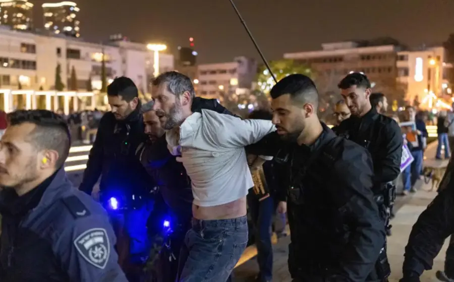 La policía de Israel reprime una movilización de manifestantes contra Netanyahu, una escena que resultó en al menos diecisiete personas detenidas.