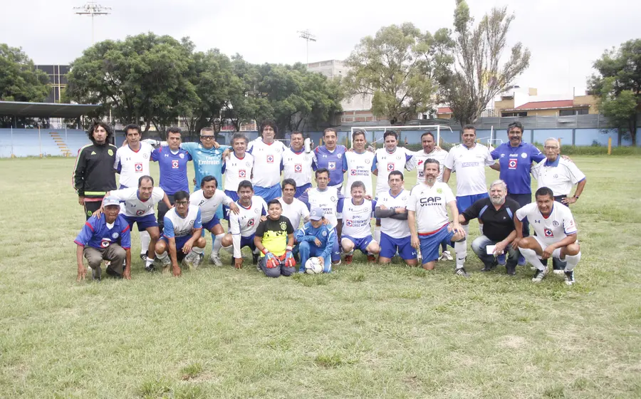 Ex jugadores de la Escuela de Cruz Azul en Oaxaca se reúnen para un partido amistoso en el que reconocerán su trayectoria futbolística.