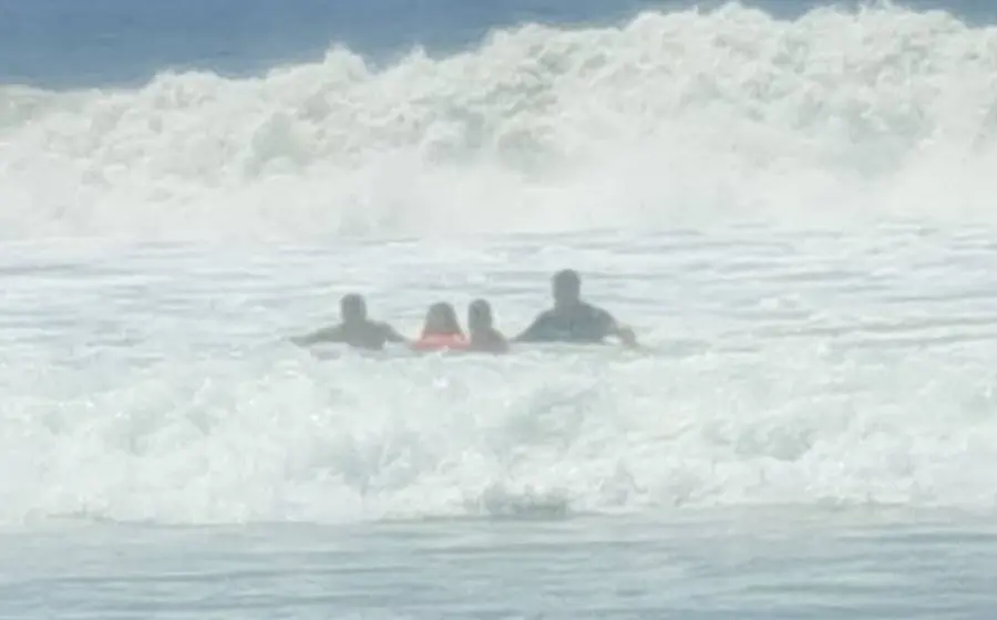 Imagen del dramático rescate de dos turistas que fueron arrastradas por el fuerte oleaje del mar de fondo en la playa de Zipolite.