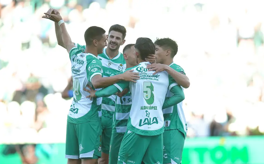 Jugadores de Santos Laguna en acción durante el partido donde golearon 3-0 a Monterrey en la jornada final del torneo Clausura 2026.