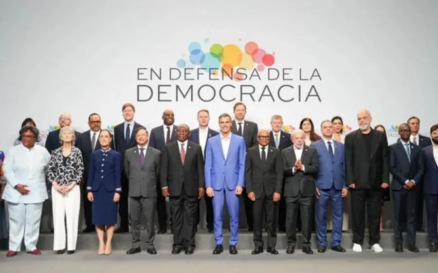 Presidenta invita a que México sea sede de la Cumbre por la Democracia en 2027.