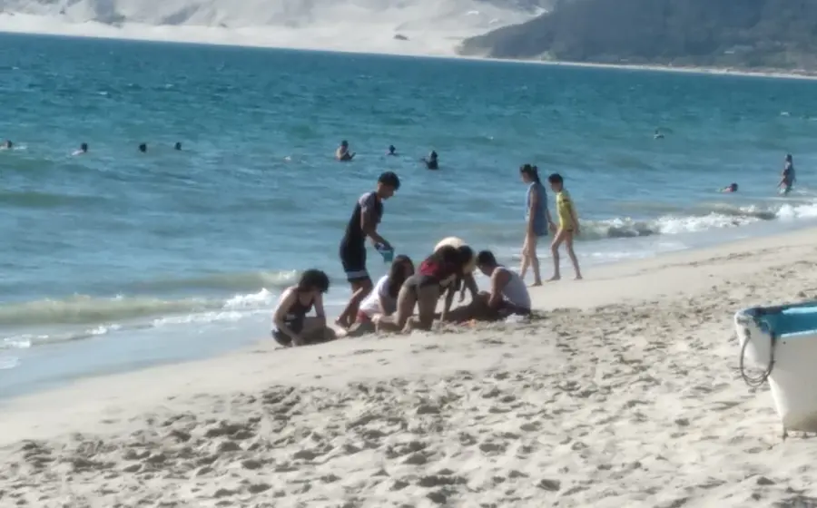 Numerosos vacacionistas disfrutan del sol y el mar en Playa Cangrejo, uno de los destinos turísticos más visitados en el Istmo de Tehuantepec.