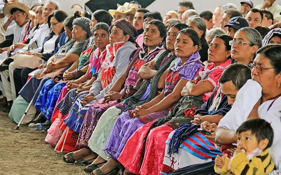 Mujeres participan en la vida política y comunitaria.