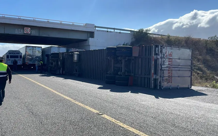 Un tráiler con su caja vacía se encuentra volcado sobre el asfalto en La Ventosa, derribado por los fuertes vientos de la zona.