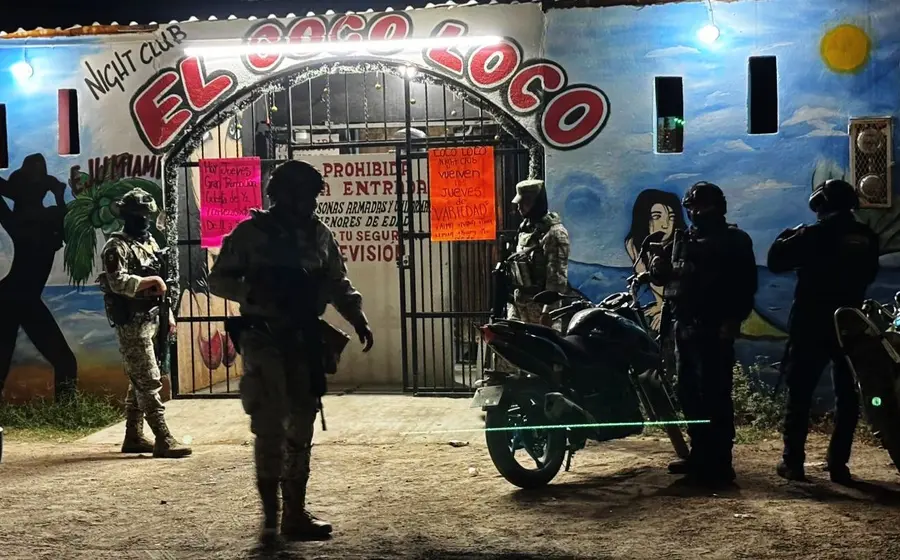 Personal de la Fiscalía estatal, policía estatal y Sedena aplican un operativo de seguridad en Ejutla de Crespo, con inspecciones a giros negros de la zona.