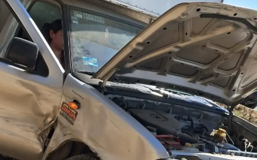 Dos personas fueron valoradas al salirse del camino una camioneta en la carretera a San Lorenzo Cacaotepec, Etla.