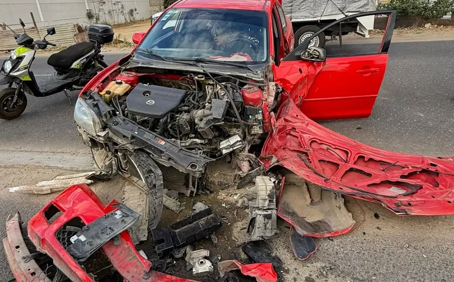 Una persona quedó con lesiones al chocar un automóvil y un tractocamión de la empresa Castores en las riberas del Atoyac en San Jacinto Amilpas.