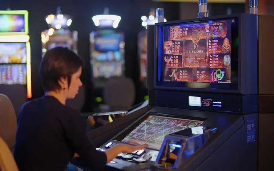 No son las explosiones, es la inercia. ¿Sabías que los juegos usan la gravedad y la fricción para manipular tu conexión con la máquina? El triunfo de lo sutil sobre lo evidente está dando forma a la nueva adicción digital.