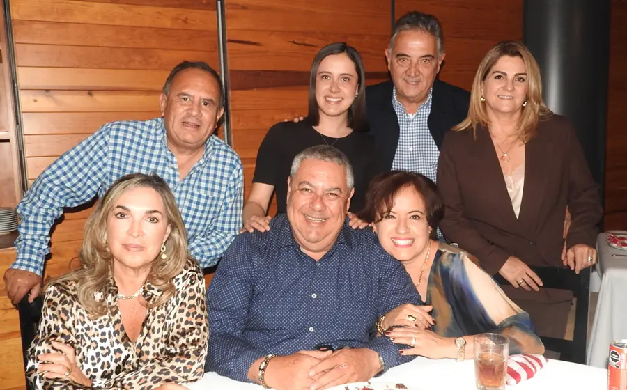 Pepe Tovar celebra su cumpleaños rodeado por su esposa Ana Méndez, su hija Ana Laura y un grupo de amigos durante una reunión.