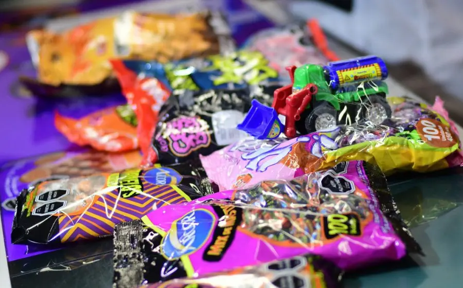Una variedad de dulces y golosinas coloridas que ilustra la recomendación del IMSS de moderar su consumo para evitar problemas de salud.