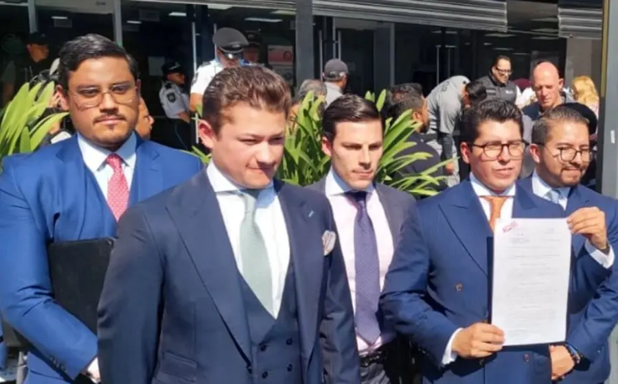 Un grupo de abogados presenta formalmente una denuncia ante las oficinas de la FGR en contra de empresas y funcionarios por un descarrilamiento.