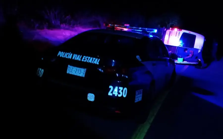 Un vehículo siniestrado tras el accidente ocurrido en la carretera federal 135, en el tramo que conecta Teotitlán de Flores Magón y Cuicatlán.