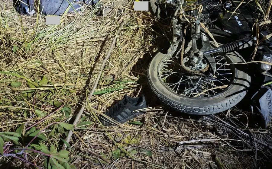 Escena del trágico accidente en La Ciénega, Zimatlán, donde dos hermanos perdieron la vida tras derrapar en su motocicleta.