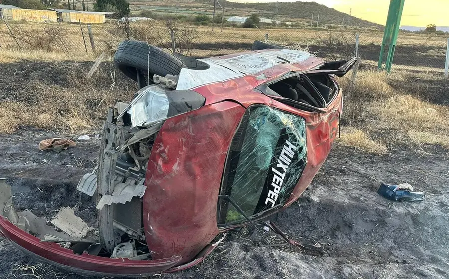Imagen del trágico percance de un taxi de San Pablo Huixtepec, Zimatlán, presuntamente ocasionado por exceso de velocidad e imprudencia.