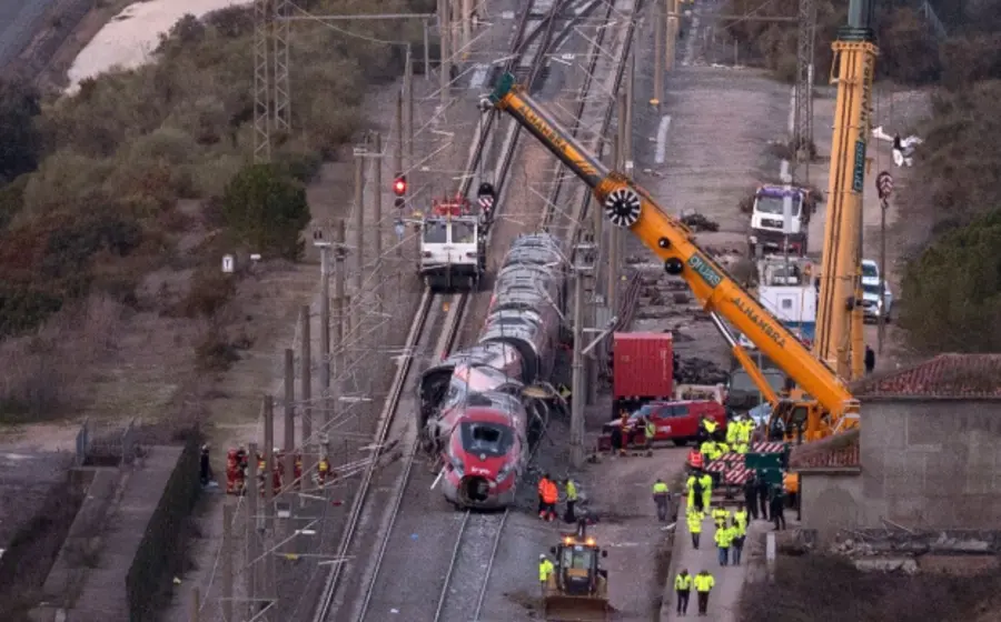 Escena del trágico accidente de tren en la ruta Madrid-Barcelona, que dejó un saldo oficial de 42 personas fallecidas y provocó nuevas limitaciones de velocidad.