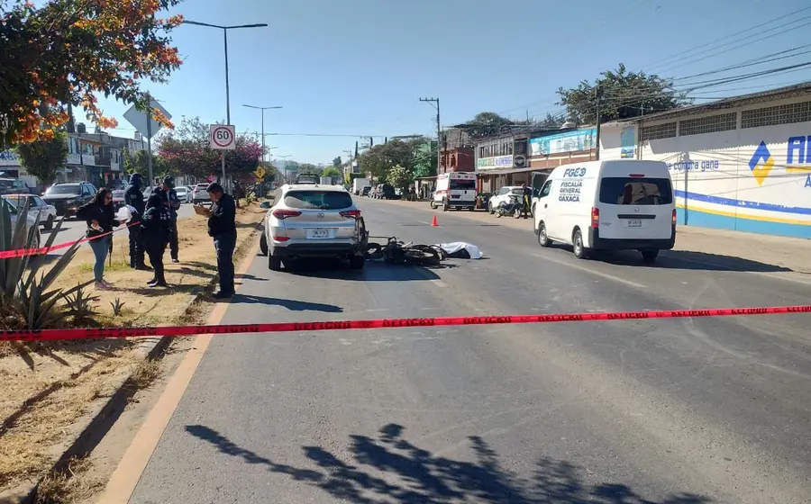 Escena de un accidente vial fatal involucrando a un motociclista, un percance causado comúnmente por exceso de velocidad e imprudencia.