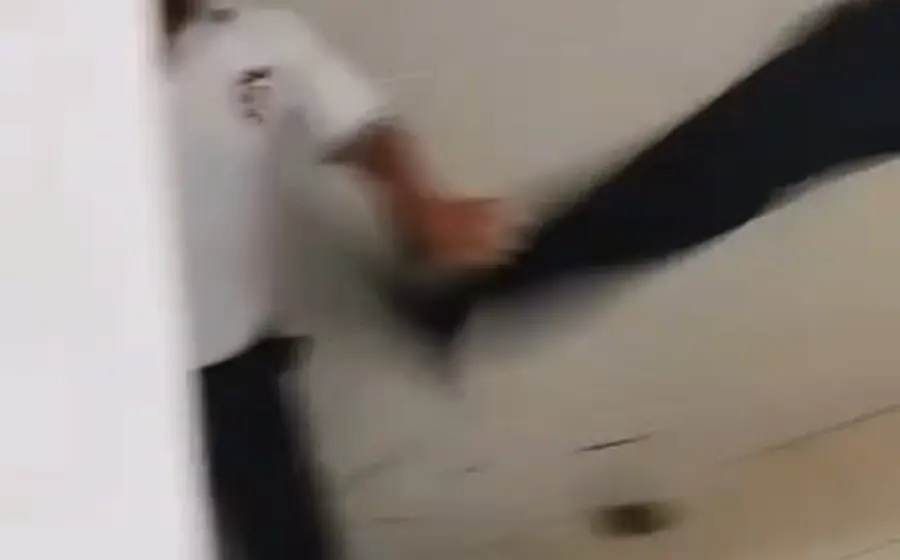 Imagen que muestra el momento de la agresión a un estudiante del CBTIS 25 en Salina Cruz, capturada del video viral.