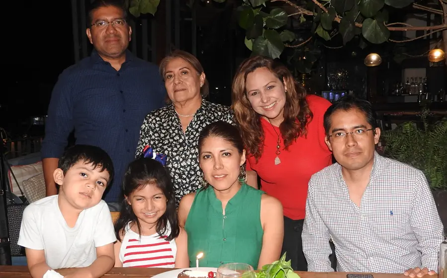 Aidé Niño Jiménez celebra su cumpleaños sonriendo para la foto, acompañada por su mamá Socorro, sus hermanos Édgar y Emanuel, y su cuñada Karen.