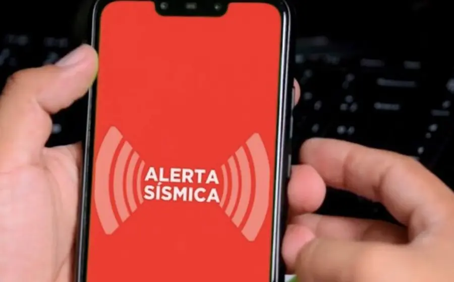 Un teléfono celular muestra en su pantalla la notificación de la alerta sísmica activada para Oaxaca, un aviso crucial para la seguridad ciudadana.