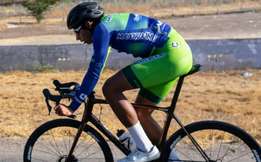 El deportista Alexander Ordóñez es fotografiado mientras celebra su segundo triunfo, consolidando una importante victoria en su disciplina.