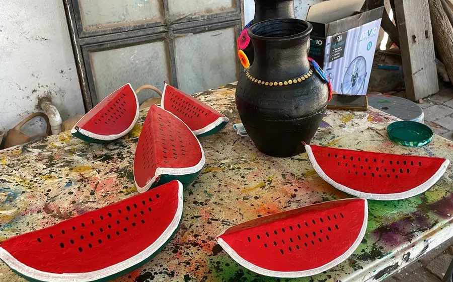 Una pieza de alfarería tradicional hecha a mano, arte que resiste al plástico y le da un sabor único a la comida.