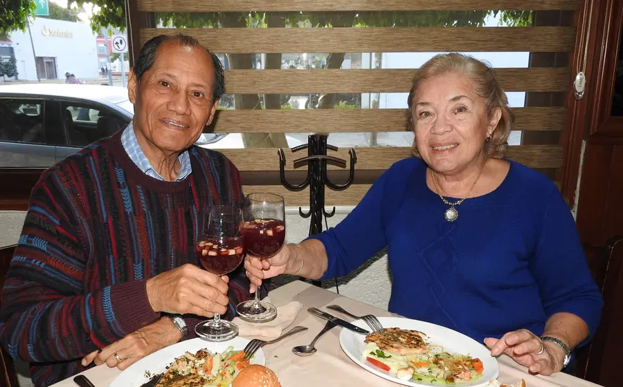 El señor Alfredo Jiménez Orozco celebra su cumpleaños en compañía de su amada esposa, Luci Teresa Bobadilla Arjona, en un momento feliz.