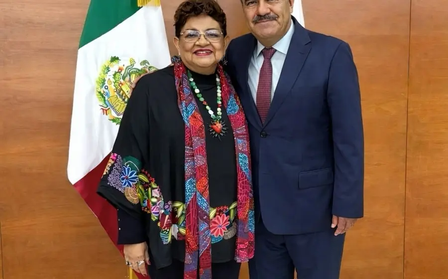 Representantes del INEA y la FGR durante la firma de una alianza para sumar esfuerzos y atender el rezago educativo en el país.