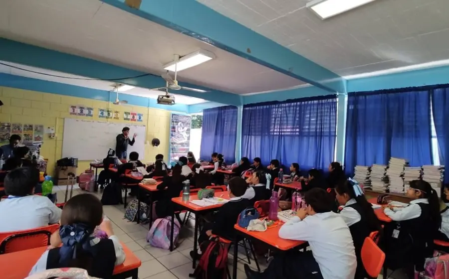 Estudiantes de Oaxaca regresan a clases, marcando el reinicio de la vida escolar para más de 836 mil alumnos en el estado.