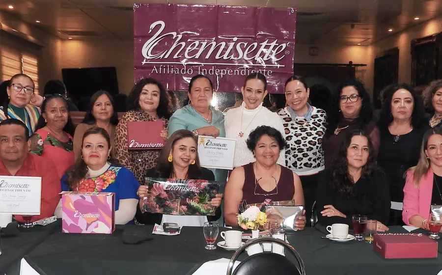 Un grupo de emprendedores locales posa para la foto durante una amena reunión, compartiendo momentos especiales y fortaleciendo lazos profesionales.