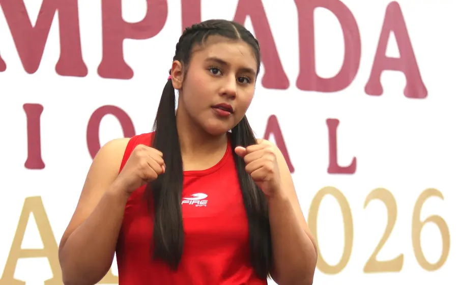 La boxeadora Anny Nicole Cárdenas posa para una fotografía después de su exitoso y triunfal retorno a la competencia de boxeo.