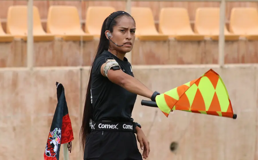 Aranza Quero posa en el Templo Alebrije de Oaxaca, donde fungirá como autoridad aplicando el reglamento en su regreso a casa.
