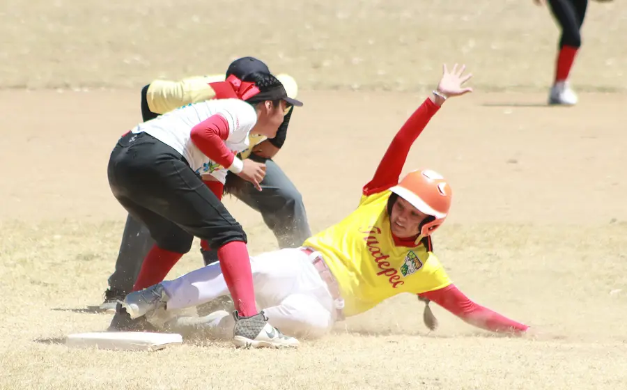 Jugadoras de softbol en el terreno de juego momentos antes de iniciar un reñido partido correspondiente al torneo de la Olimpiada.